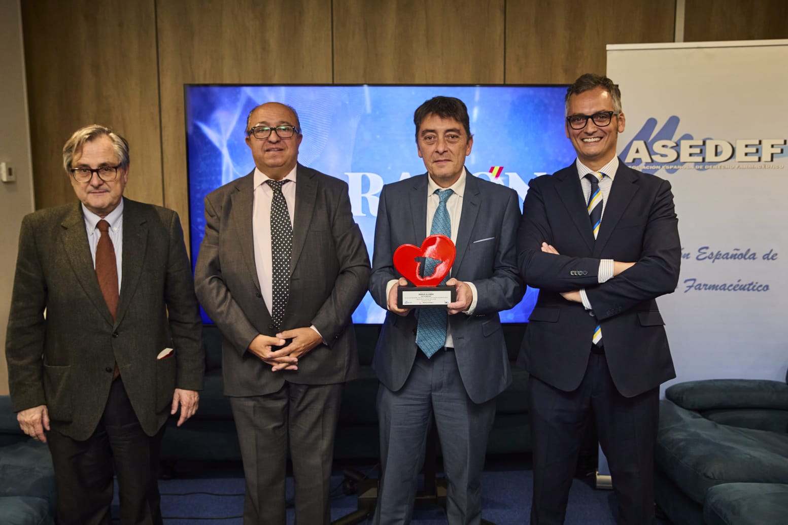 Post España en el corazon galardona al diario A tu salud periodico La Razon Premiados ASEDEF