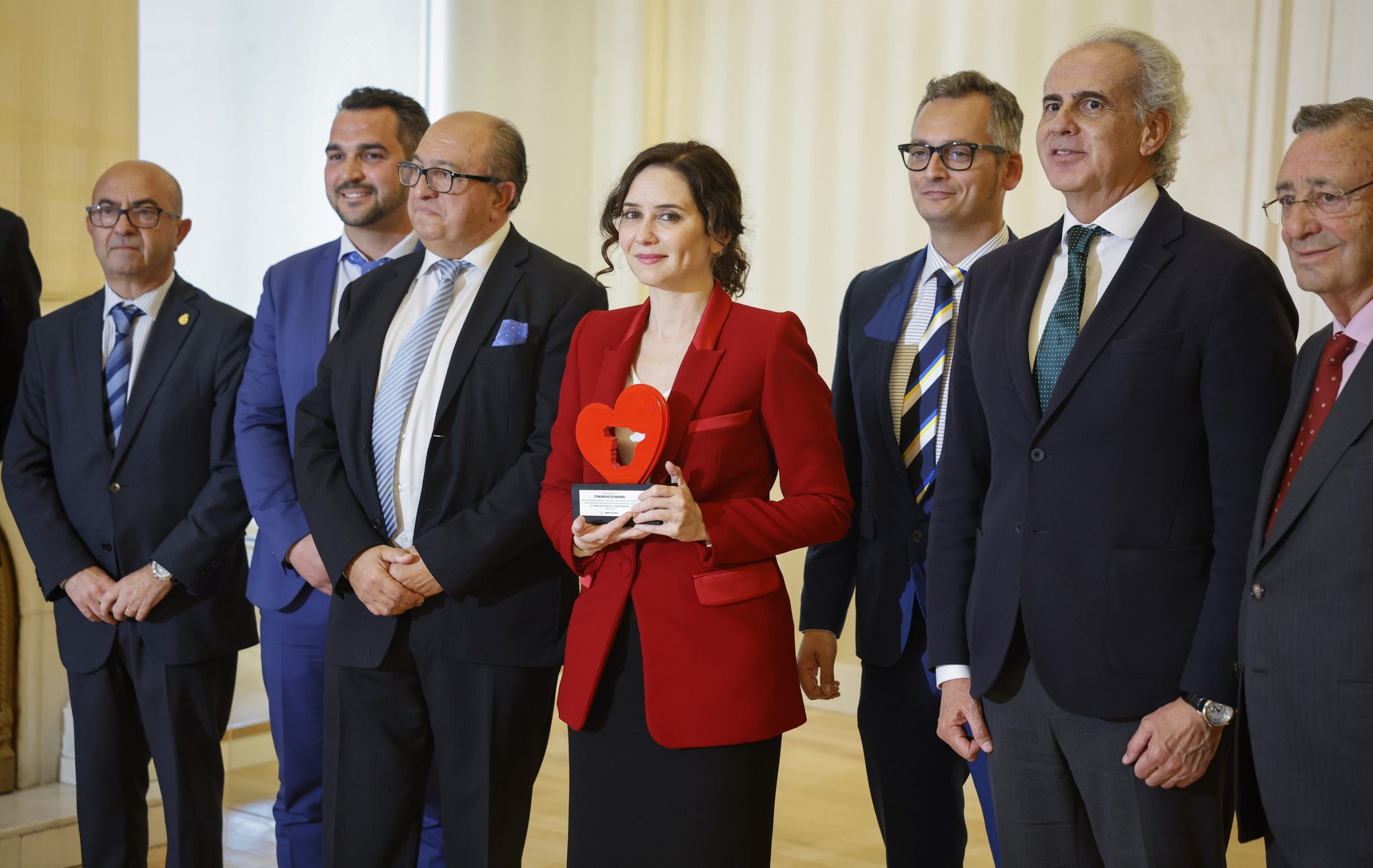 Isabel Díaz Ayuso, presidenta de la Comunidad, recibe el galardón de manos de Mariano Avilés, presidente de la Asociación, por los desvelos de la Comunidad y sus ciudadanos durante la pandemia de COVID-19