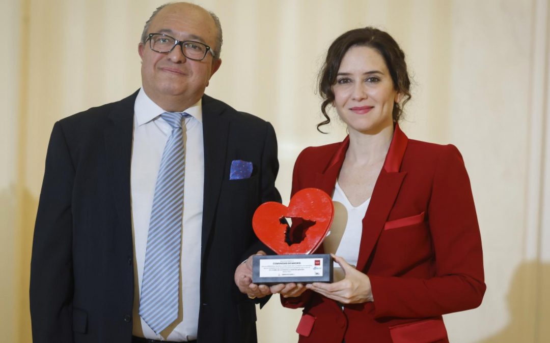 Isabel Díaz Ayuso, recibió de manos de Mariano Avilés, presidente de la Asociación Española de Derecho Farmacéutico (Asedef), la distinción “España en el corazón”.