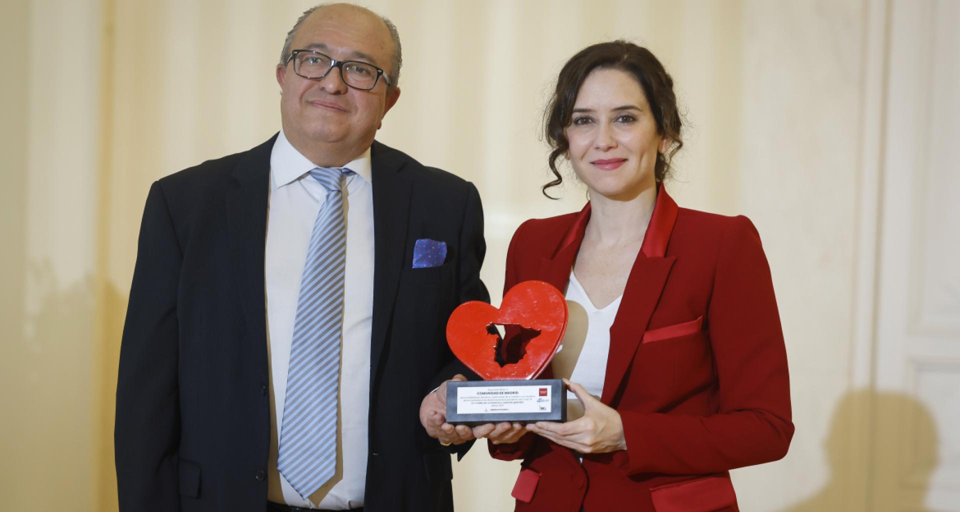 Isabel Díaz Ayuso, recibió de manos de Mariano Avilés, presidente de la Asociación Española de Derecho Farmacéutico (Asedef), la distinción “España en el corazón”.