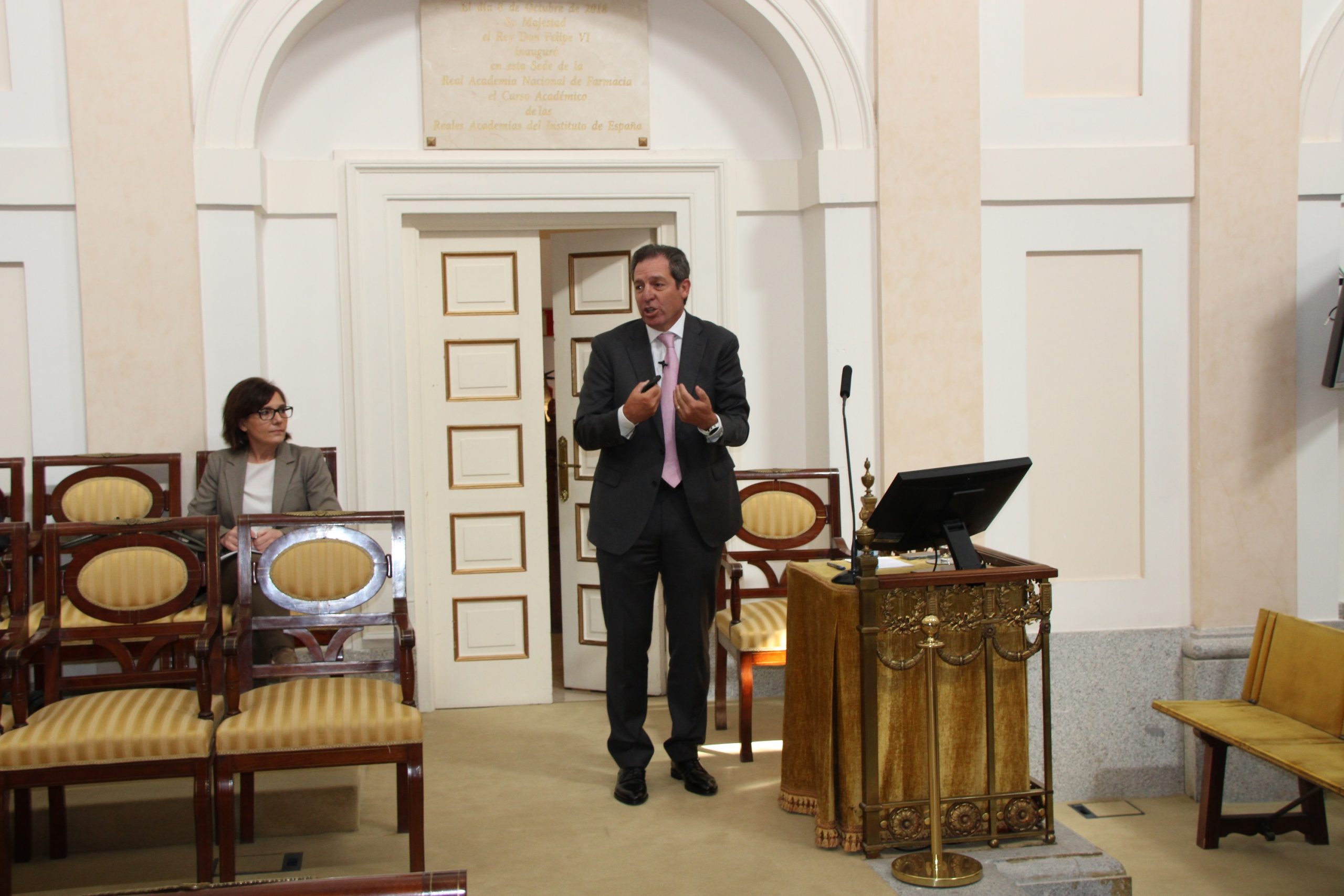 El Dr. Juan Andrés Mascuñana destaca la innovación en terapias personalizadas y el potencial del ARN para la salud humana durante su conferencia celebrada hoy en la RANF